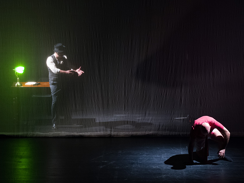 La notte sulle spalle