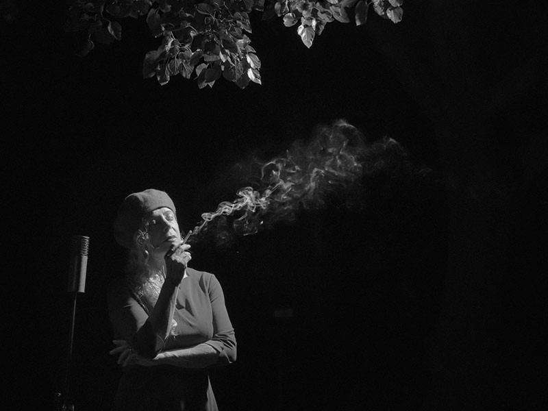 La notte sulle spalle