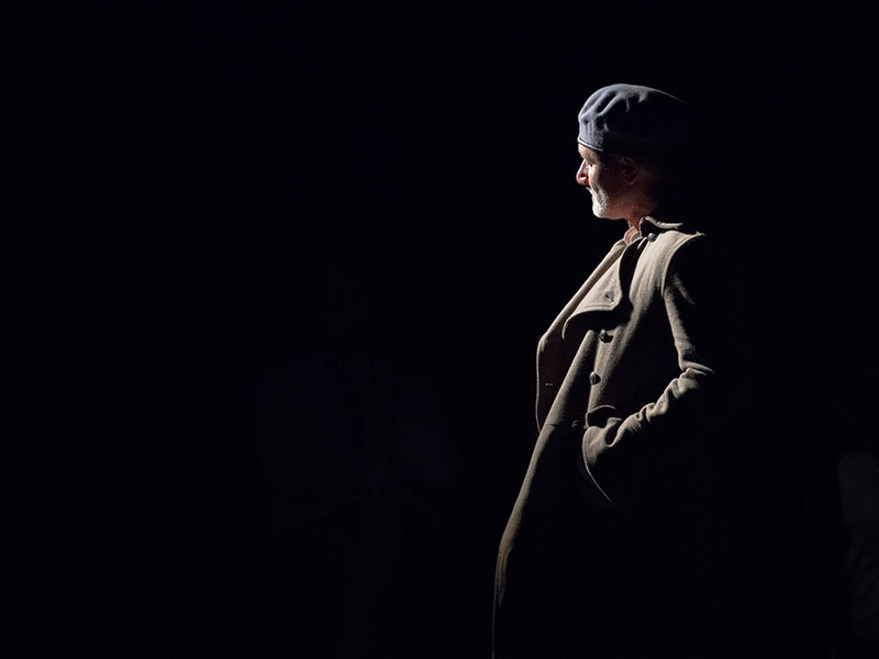 La notte sulle spalle