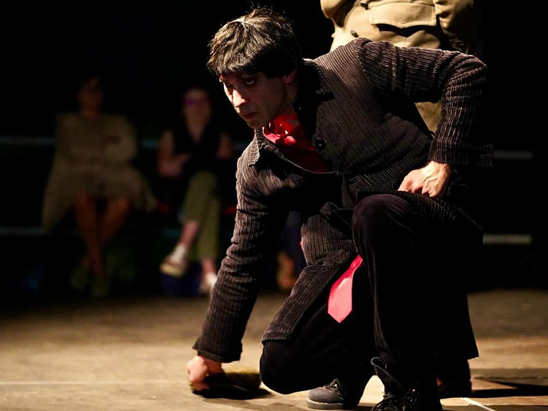 La notte sulle spalle