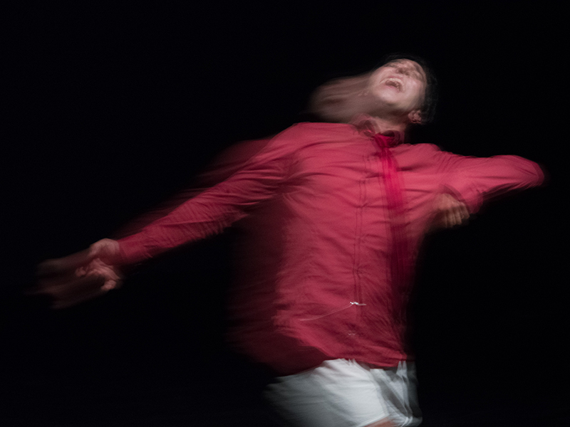 La notte sulle spalle