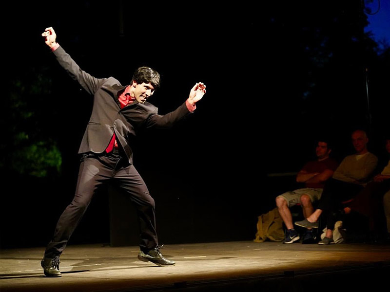 La notte sulle spalle